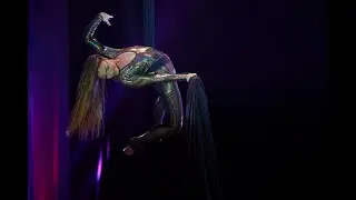- AUTUMN MELODY THOMAS - The Aerial Piano Vocalist - On the European Cabaret Circuit -