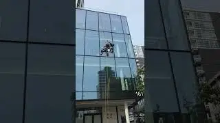 Glass cleaning via rope access