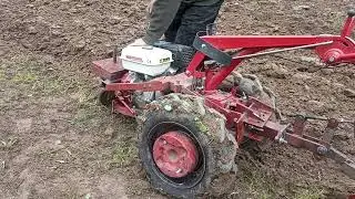 Осенняя пахота мотоблоком МТЗ 09 с конным плугом после небольшой доработки.