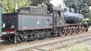 Locomotief SJ 1040 komt aan met een personentrein in Schin op Geul, loopt om en vertrekt weer