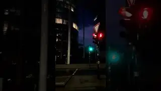 Gewitter am RWE-Turm und Aalto-Theater Im Dunkeln und bei Regen mit Stra&szlig;enbahn (in der Stadt Essen)