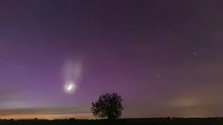 Deorbitacja rakiety Falcon 9 na tle zorzy polarnej.
