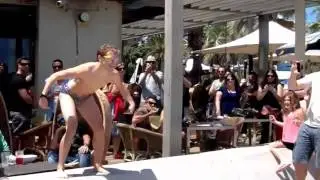 Crazy man dance on the beach - LMFAO - Sexy and I Know It (by Brain 4400)
