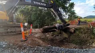 Hydraulic Grab with Tilt Hitch on 20 ton Excavator