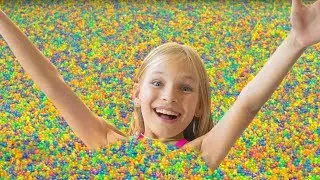 Amelia, Avelina and Akim with a magic Orbeez shower adventure.