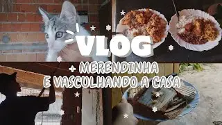 Merendinha da manhã + marido vasculhando tudo e eu varrendo 😂☕🧽