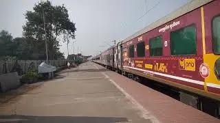 37273 HWH WAP7i galloping through AMP KWAE single line stretch with diverted RDP HWH Kulik Express. 