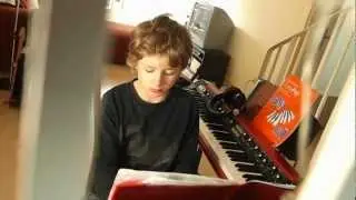 Joshua spielt Space Cocktail am Klavier