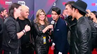 CNCO- iHeartRadio Music Awards 2018 en divertida entrevista con Claudia Kosters