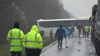 Megsüllyedt busz kiszabadítása baleset után a 87-es főúton - kamionosok segítettek