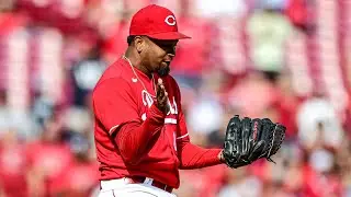 Alexis D&iacute;az strikes out the side for a save