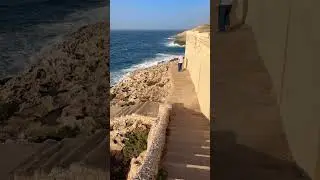 Эта прогулка по скалам на Мальте просто невероятна! #приключения #путешествия