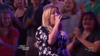 kelly Clarkson sings 