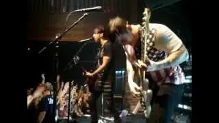 Jasey Rae/Jack grabs Zack's butt - All Time Low 11-09-12
