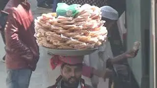 When the intercity train arrives at the station, the hawkers' sales increase!-M H Media