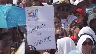 Venezuelan government supporters march in Caracas to demand return of Nicol&aacute;s Maduro
