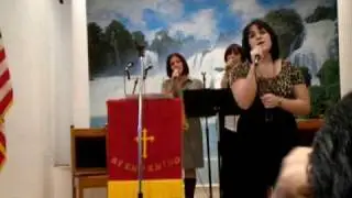 Vanessa Romero singing Trono Sublime