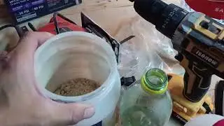 Fabricando un escritorio para una computadora y una impresora con hojas recicladas de caobilla.