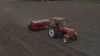 Tume Seeder HKL-2500 for small grains on a field day