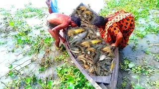 Fishing technician lady use BOAT to trap fish under water - How fishing lady catch fish in Boat?