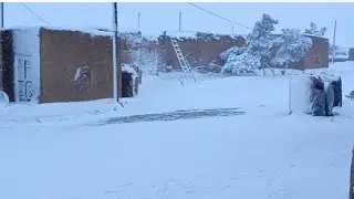 الثلوج تغطي قريتي الجميلة وكأنها موسكو ♡توقف الاسواق والتصوير لما تمر به محافظة الحسكة. 
