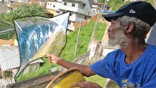 Mestre Rastafari e a Jangada de Pl&aacute;stico de Ovo de P&aacute;scoa