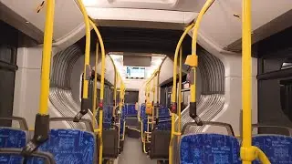 Nowy MAN Lion's City 18 autobus przegubowy w deszczowej nocnej scenerii