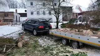 Touareg Terrain Tech am Berg auf Schnee mit 2,5 to am Haken