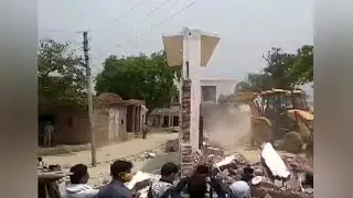 8 पुलिसवालों का हत्यारा कब तक बचेगा? विकास दुबे का घर उसी जेसीबी से गिराया, जिससे रास्ता रोका गया था
