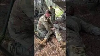 68W&rsquo;s (Combat Medics) give a class on administering a tourniquet #army #training #military