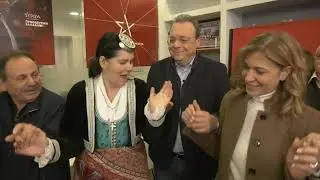 Πρωτοχρονιάτικα κάλαντα και ευχές στον Σωκράτη Φάμελλο στη Θεσσαλονίκη