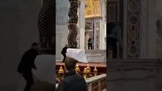 en el Vaticano Bas&iacute;lica De San Pedro, hombre profana el altar donde el papa celebra la Santa Misa