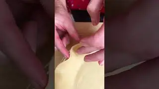 🥧 Fluted scalloped pie crust trick! #pie #baking