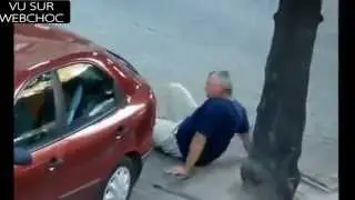 Un gars compl&egrave;tement saoul tente de rentrer chez lui