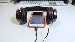 iPhone 7 Lightning Headphone Over Ear Headphones $30
