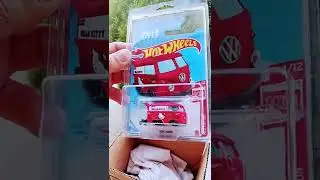 Red Editions Hello Kitty Kool Kombi 💯
