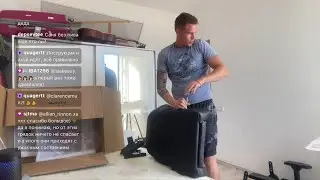 Ресторатор собирает кресло DXRacer на стриме