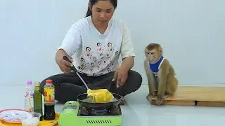 Little OLLY Sit On Table Waiting Mom Fry Eggs