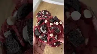 Red velvet Oreo cookies 💌 recipe will be in the comments! #baking #valentinesday #redvelvet