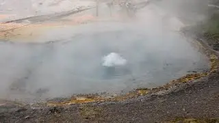 Yellowstone geizers, fumaroles, hot springs and mud pots
