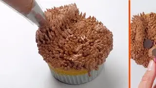 Eine Frau malt auf ihre Muffins. Das musst du gesehen haben!