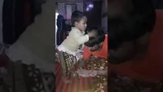 Ek chhuti si bachchi apne. pita ke sir ki malish kerti hai