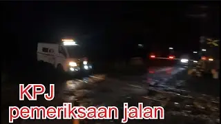 Stop.!! Hati2 ada kereta api ijen ekspres logawa kpj  di perlintasan