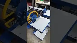 электроформы для головных уборов на столе.