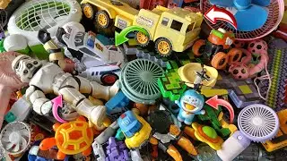 Discovering vintage items | Finding a flying Doraemon, a police car, a toy truck, and old mini fans.