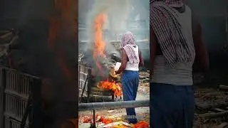 Dead body in Manikarnika Ghat #hemanthvlogs #viral #manikarnikaghatvaranasi ￼
