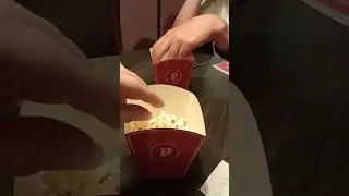אוכלים פופקורן שמחכים למנות Pincho Nation Restaurant and bar