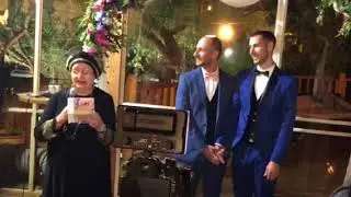 אמא דתייה בחתונה גאה מברכת את בנה חיים ובן זוגו יאיר