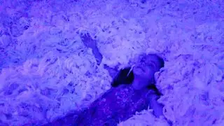 PISCINA DE ESPUMA COM LUZ NEGRA E MUITO APRENDIZADO - FLAVIA CALINA