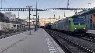UM de Re 486 sur un train de betteraves de passage en gare de Neuch&acirc;tel 